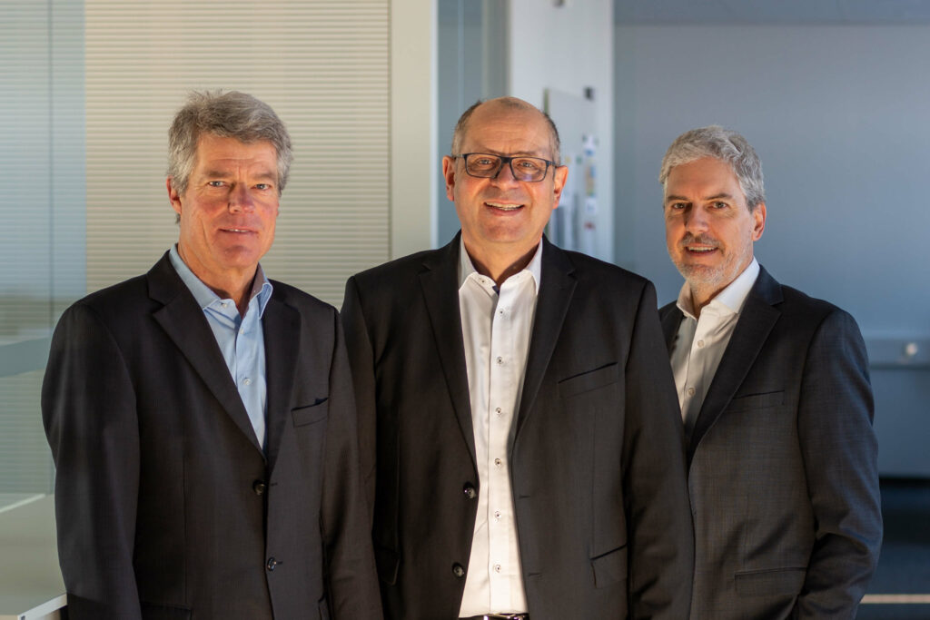 Rainer Wegener (centro), el nuevo Director general de STOBER, junto con sus socios Patrick Stöber (derecha) y Andreas Thiel (izquierda).