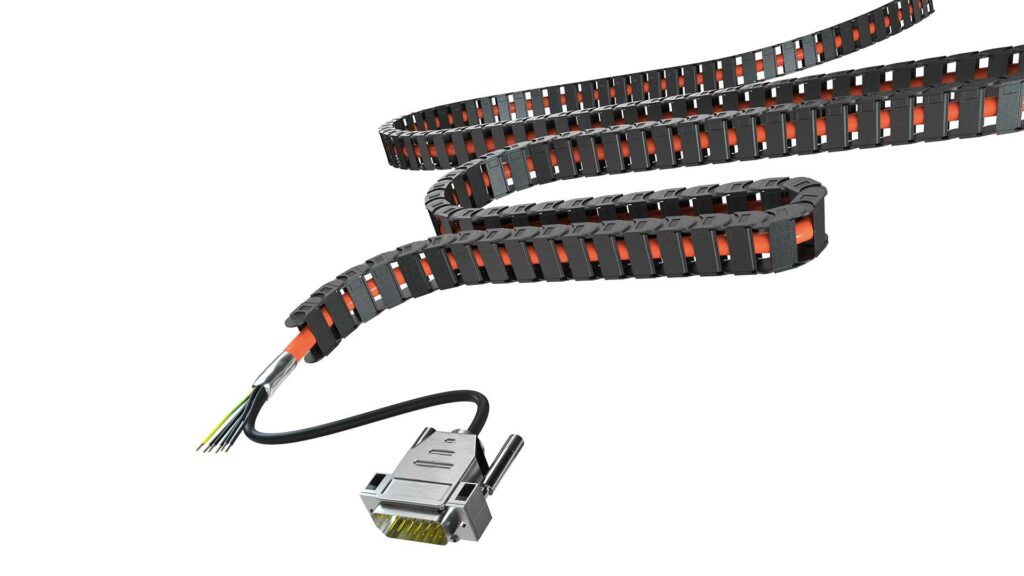 OCS di STOBER in combinazione con l'interfaccia EnDat® 3 di HEIDENHAIN di nuovo sviluppo nella catena portacavi: fino a 50 metri senza valvola.