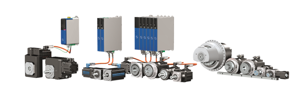 Photo 4 : la gamme de produits STOBER : servo-variateurs, motoréducteurs, câbles – l'utilisateur n'a qu'un seul fournisseur pour tout.