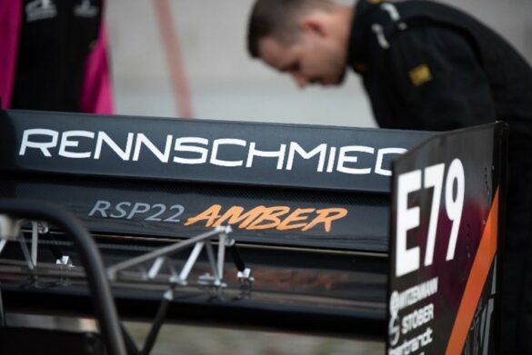 Este año, el Rennschmiede compite con éxito en la Formula Student Electric con su coche de carreras Amber.
