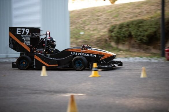 El coche de carreras solo necesita 3,4 segundos para acelerar. 